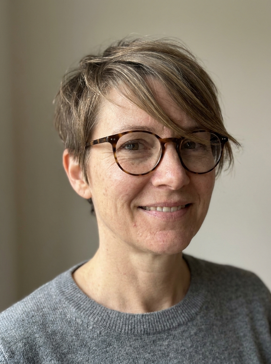 Pixie mit langem Seitenpony als Kurzhaarfrisuren mit Brille Inspiration 2026
